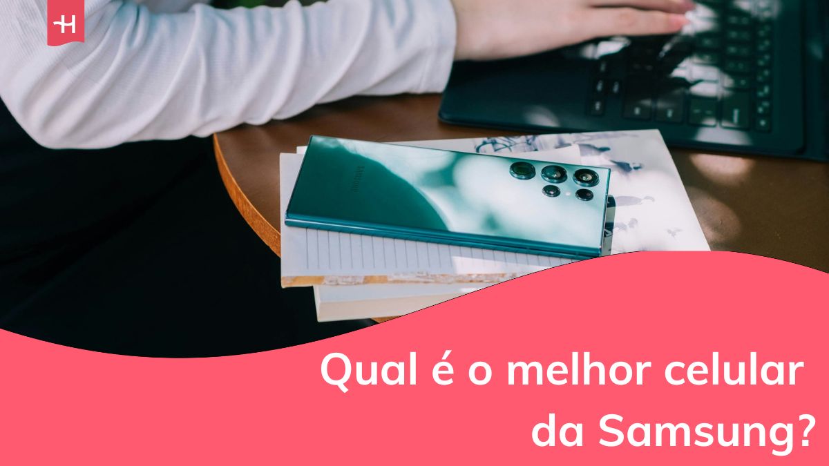 uma mulher com um celular da samsung