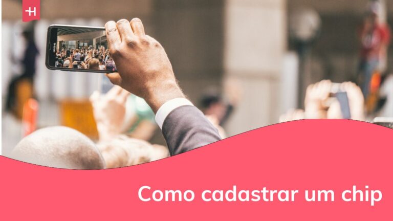um homem filmando com o celular