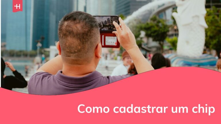 um homem filmando um ponto turístico de singapura com o celular