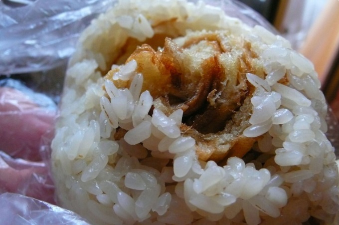 Close-up de um prato tradicional de bolinhos de arroz glutinoso com carne de porco crocante.