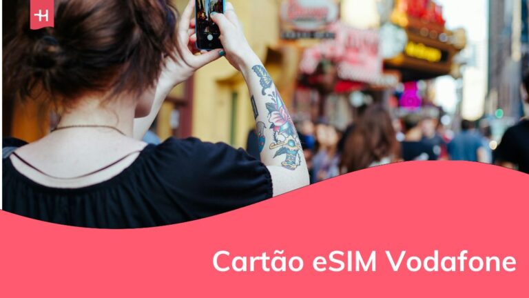 uma rapariga que esta a mexer no seu telemóvel