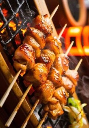 Yakitori (espetos de frango) é uma das comidas de rua mais populares em Tóquio.