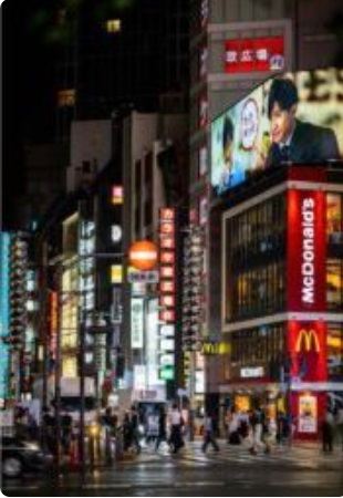 O McDonald's em Tóquio oferece um menu de fast food exclusivo e delicioso.