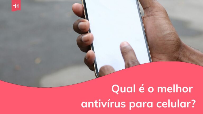 um homem mexendo no celular
