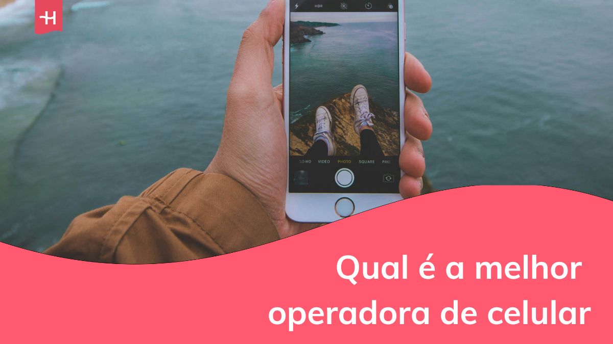 uma pessoa se filmando com o celular em um penhasco