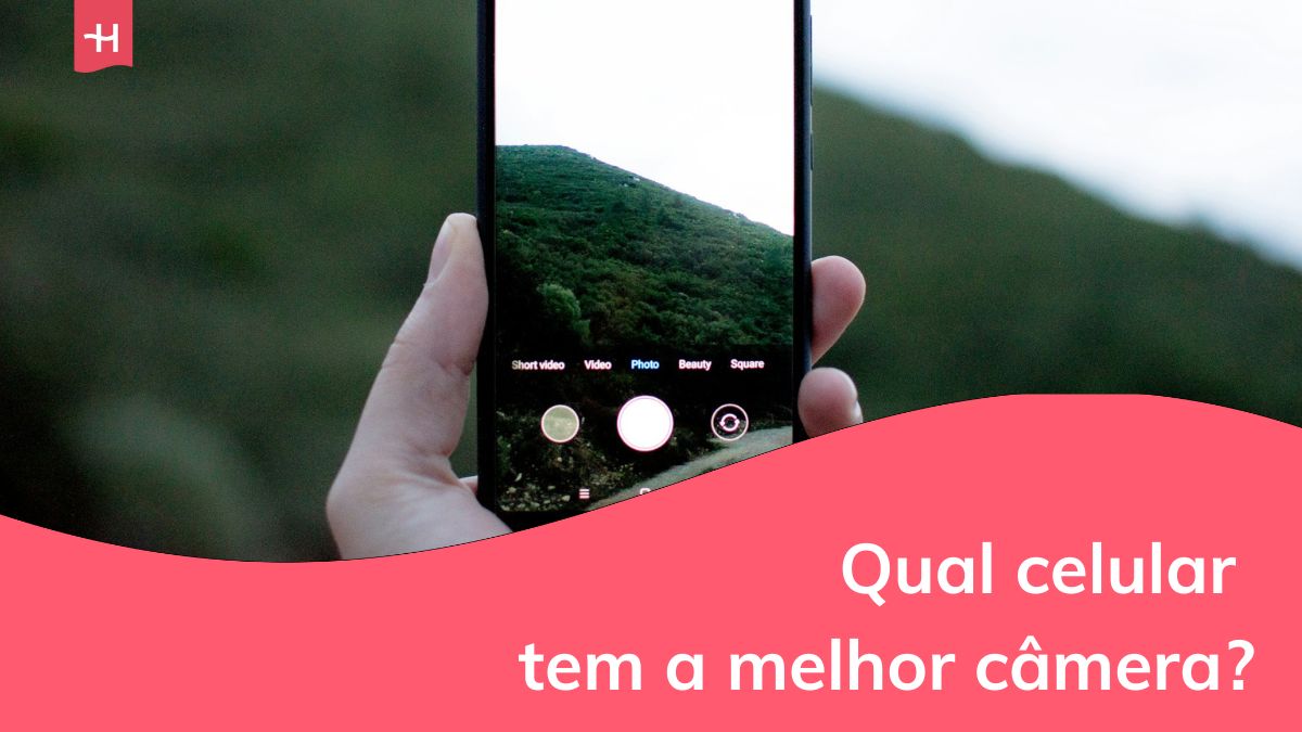 uma pessoa tirando fotos com o celular