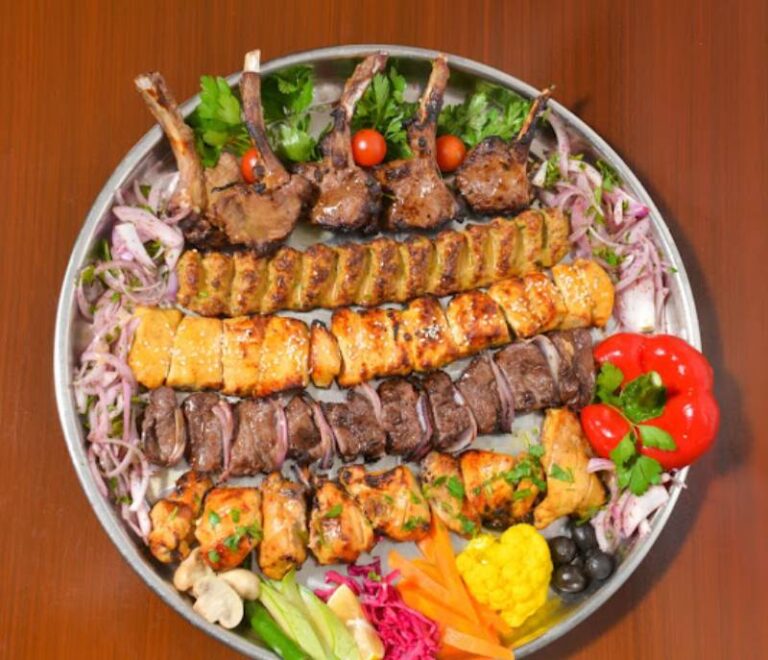 Os kebabs iranianos do Shiraz Nights são uma das melhores comidas de rua que você pode encontrar em Dubai