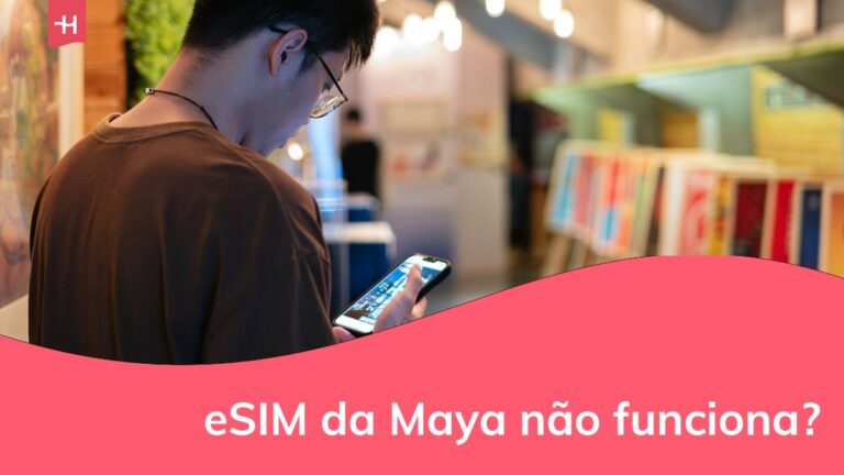 um homem utilizando o celular