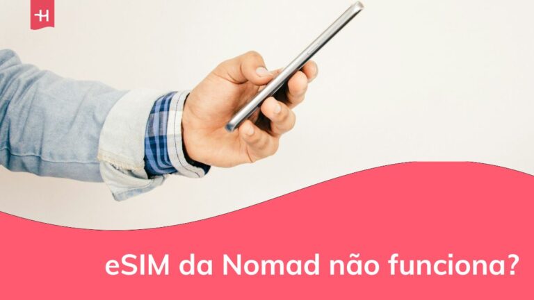 uma pessoa com o celular na mão