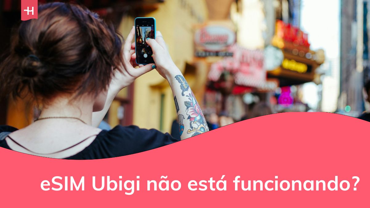 uma mulher tirando fotos com o celular