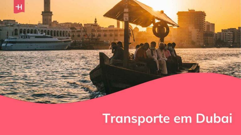 um barco transportando pessoas em dubai