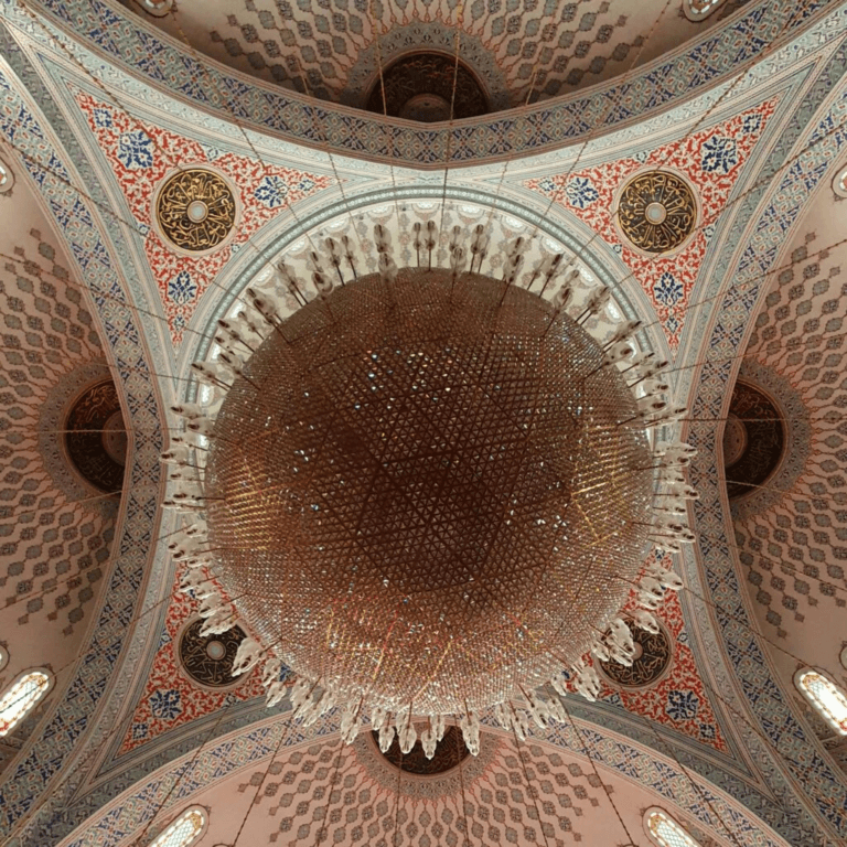 Interior da Mesquita Kocatepe em Ancara. 