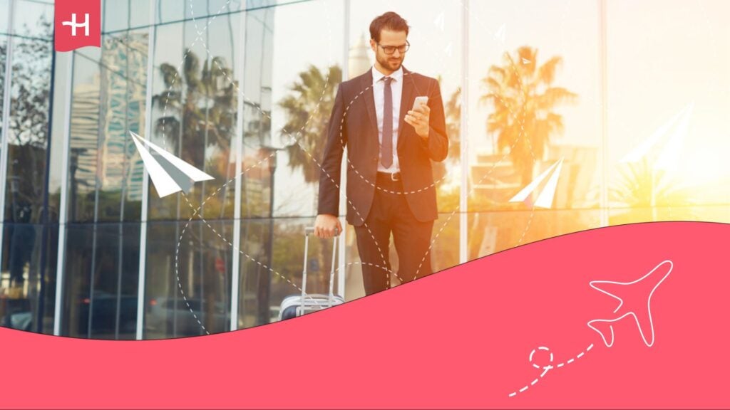 Viajante com mala e ligado à Internet,