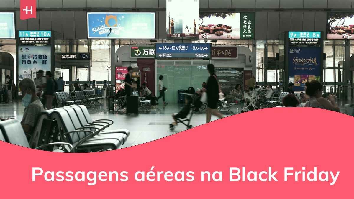 viajantes circulando em um aeroporto