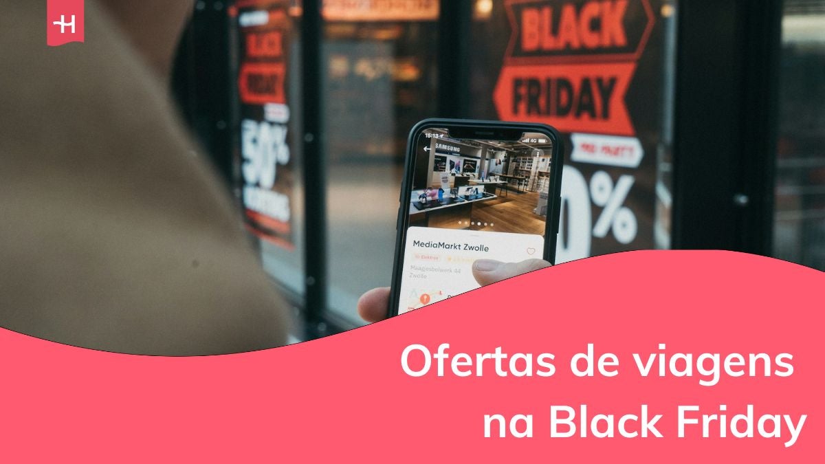 uma pessoa vendo ofertas da black friday no celular