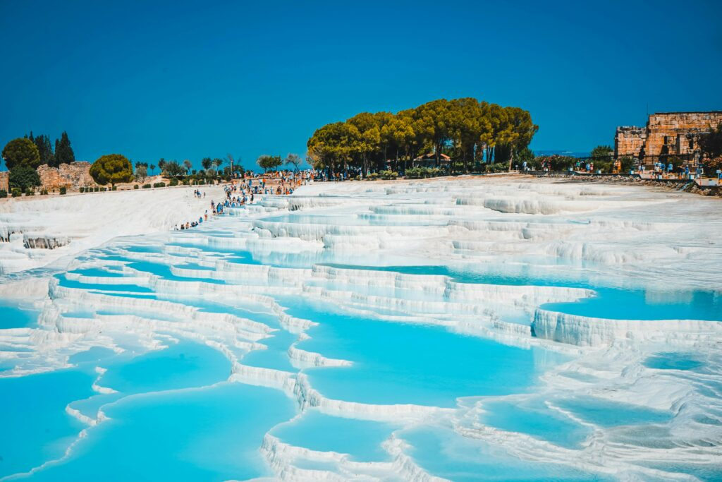 Terraços de travertino branco em Pamukkale.