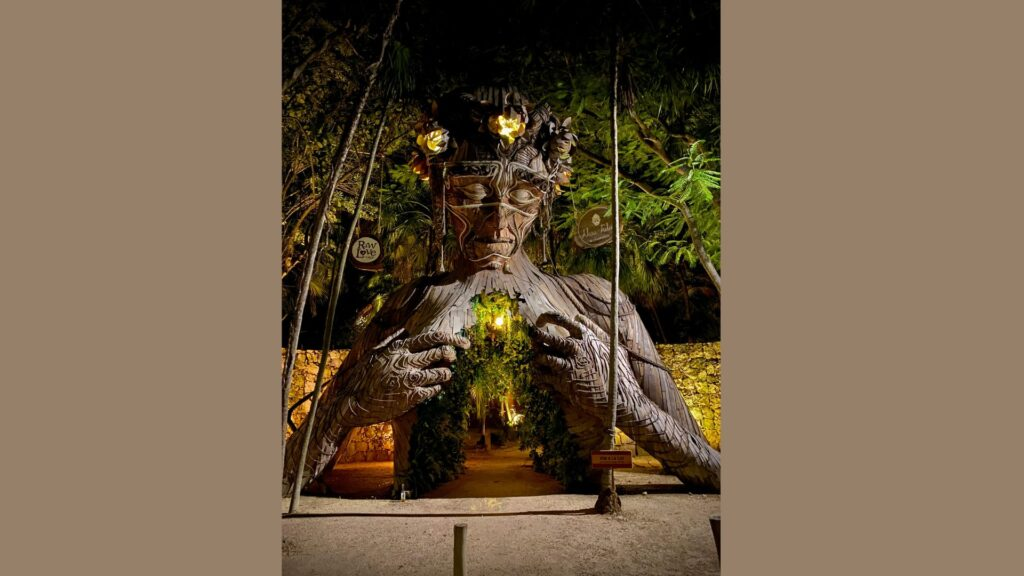 Escultura de madeira em um jardim tropical