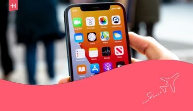 uma pessoa com o celular na mão