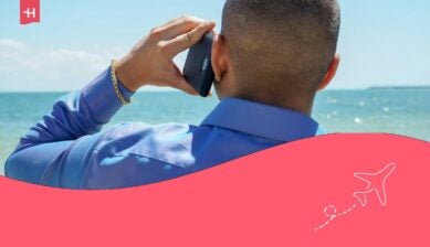 um homem ligando do seu celular