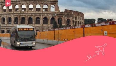 um ônibus passando em frente ao coliseu