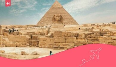 a esfinge com as pirames de gizé ao fundo