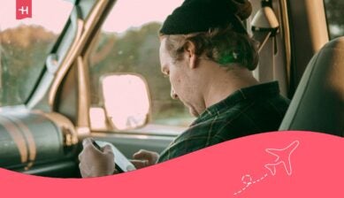 um homem usando um app em um carro