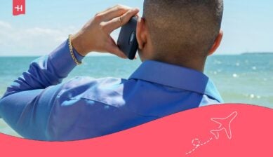 um homem ligando de um celular