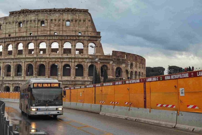 onibus circulando em roma