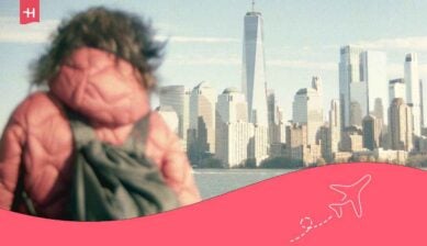 uma turista observando a ilha de manhattan
