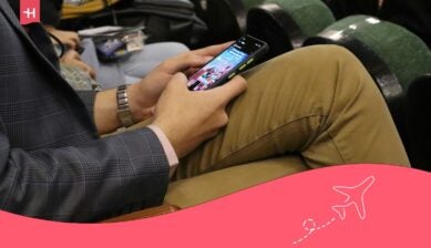 um homem mexendo no celular em um teatro