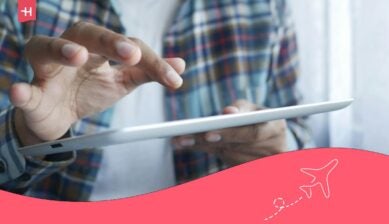 um homem usando um tablet