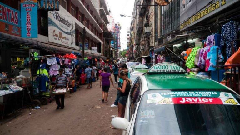 vendedores ambulantes em uma rua de ciudad del este