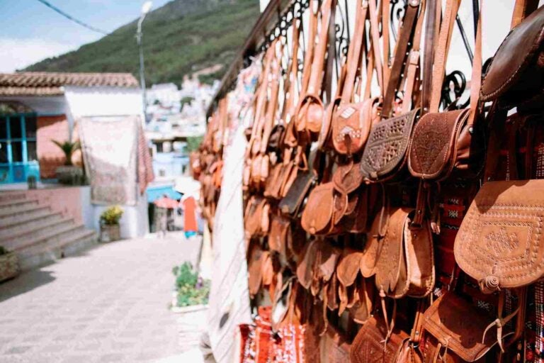 bolsas de couro sendo vendidas em uma loja