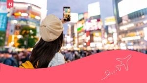 Custo de vida em Tóquio. Na imagem, uma mulher tira uma fotografia nas ruas de Tóquio, no Japão.