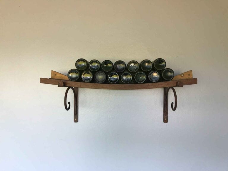 uma imagem de vinhos em uma adega improvisada