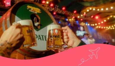 duas pessoas brindando na oktoberfest