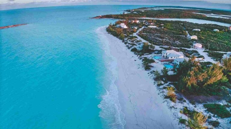 vista panorâmica de uma praia nas bahamas