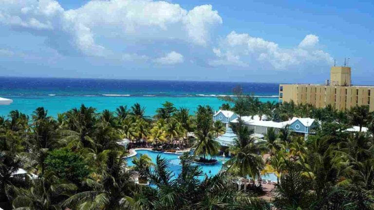 uma vista de um resort em uma praia jamaicana