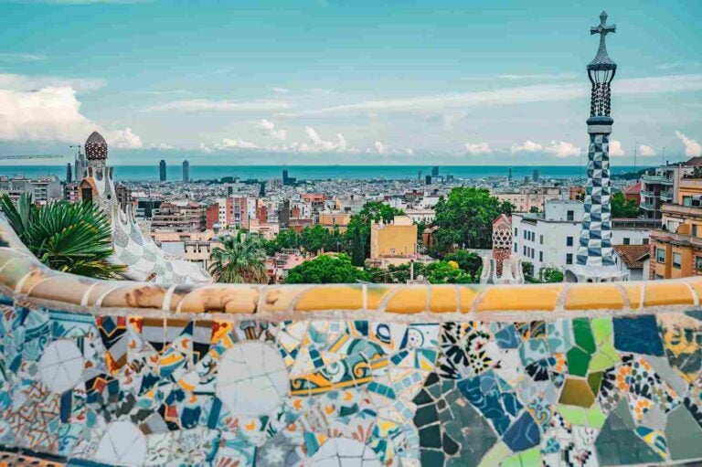 uma vista panorâmica de barcelona e um moro com ceramicas coloridas