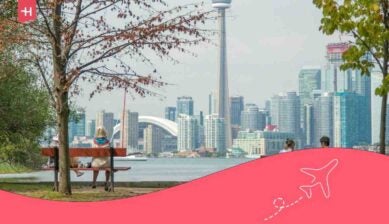 uma vissao panoramica de toronto a partir de uma praça local
