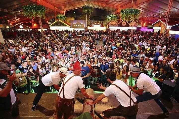 pessoas em um campeonato de serrar tora na oktoberfest