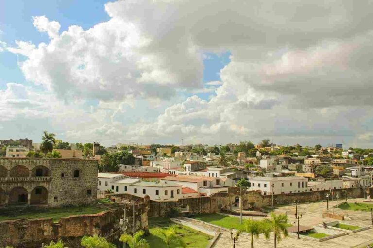 vista panoramica de uma cidade costeira da república dominicana