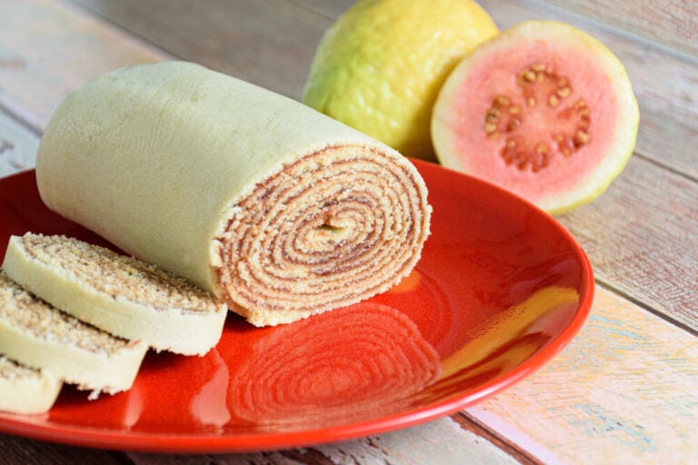 O Bolo de Rolo é uma sobremesa emblemática da comida brasileira, reconhecida como património cultural imaterial da humanidade em Pernambuco
