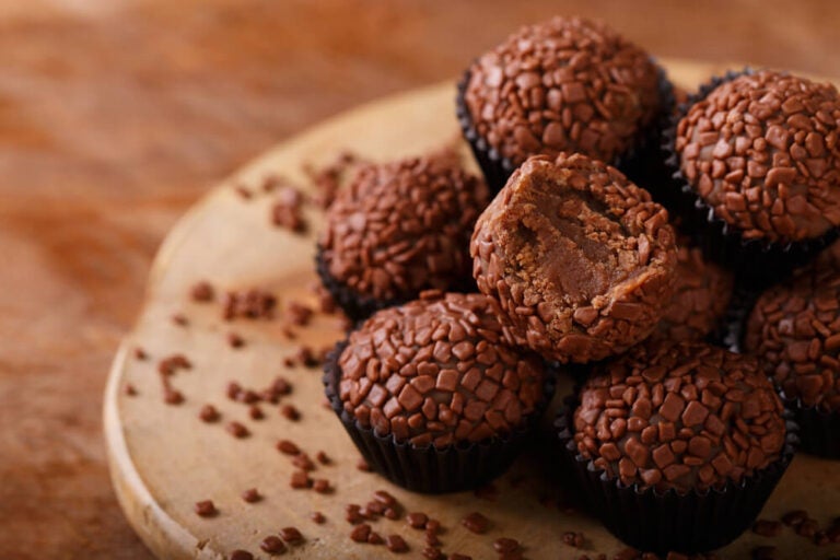 O brigadeiro é, sem dúvida, o doce brasileiro mais conhecido em todo o mundo. Experimente também o bolo de brigadeiro.