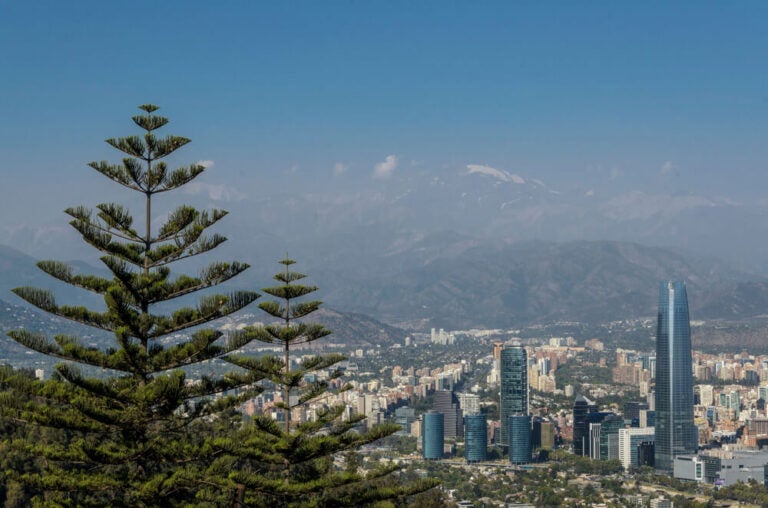 Vista da cidade de Santiago do Chile do Cerro San Cristóbal.