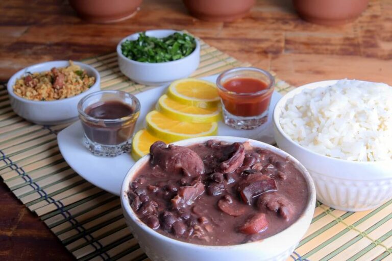 A melhor forma de provar a autêntica feijoada é nos restaurantes típicos ou nos botecos tradicionais
