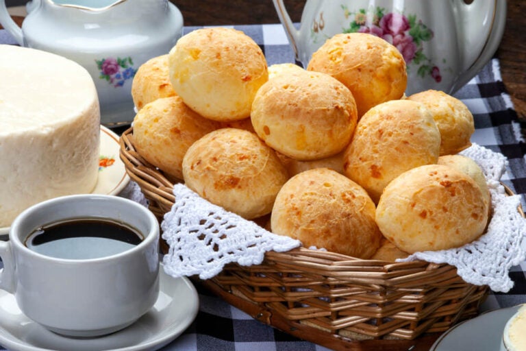 Comer pão de queijo de manhã é uma excelente ideia para começar o dia