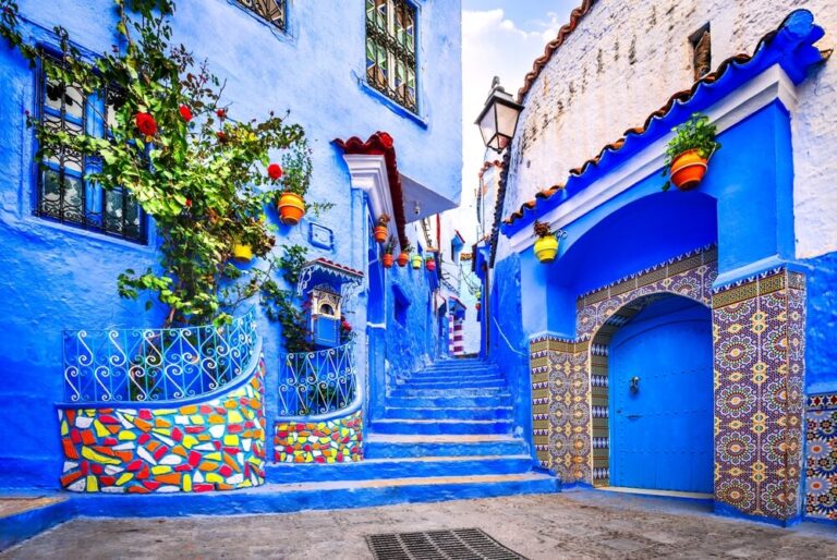 Ruas de Chefchaouen, Marrocos em agosto