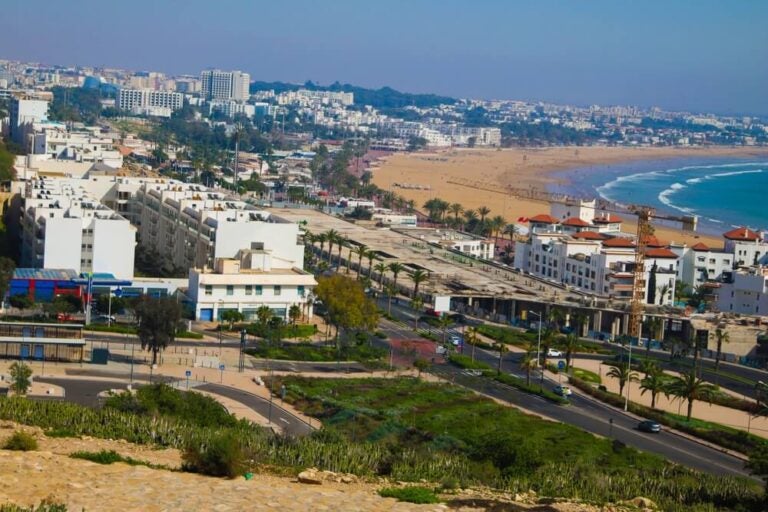 Vista panorâmica da zona costeira de Agadir, em Marrocos, em agosto