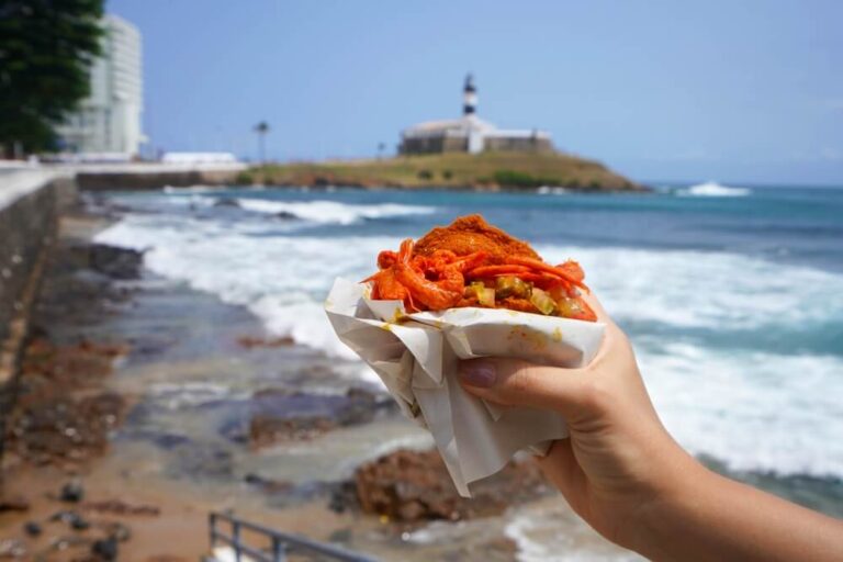 O acarajé não costuma ser o prato preferido dos turistas, mas é algo que não se pode deixar de provar para conhecer a gastronomia típica da Bahia